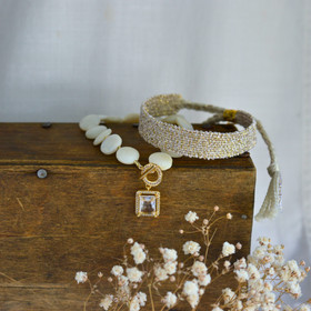 Kudottu Rannekorusetti aidolla helminauhalla 