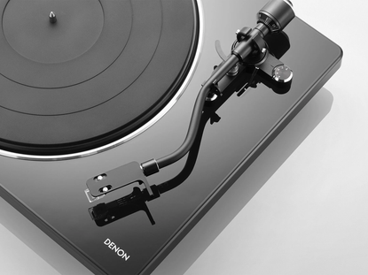 Denon DP-400 levysoitin musta