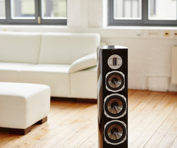 Quadral Chromium Style 8 kiiltävä musta