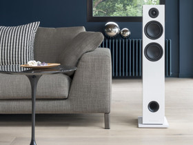 Esittelypari Triangle Elara LN05 kiiltävä valkoinen