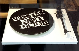 Levysoittimen matto Vinyls Not Dead