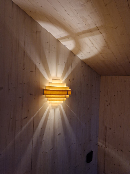 Pesä Seinävalaisin