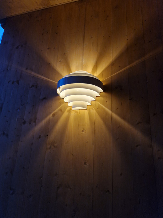 Pesä Seinävalaisin