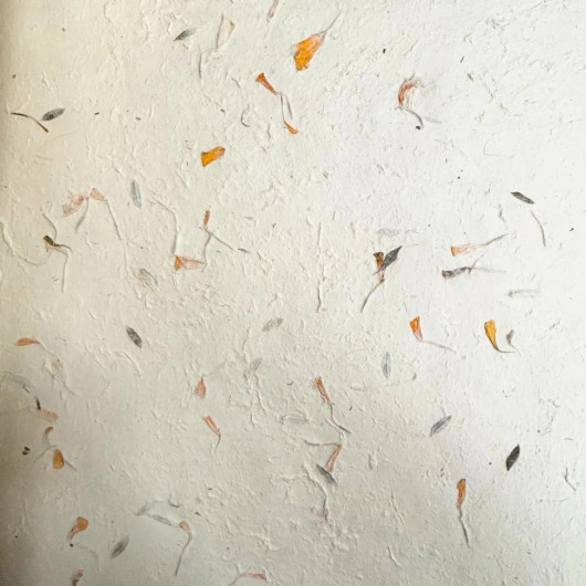 Käsintehty muistikirja kuivakukilla