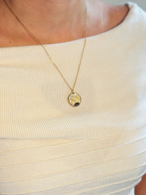 Elämänpuu kaulakoru aidoilla kukilla – Voimapuu-kokoelma (kullanvärinen)