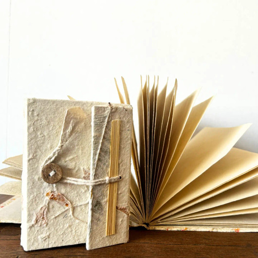 Käsintehty muistikirja kuivakukilla