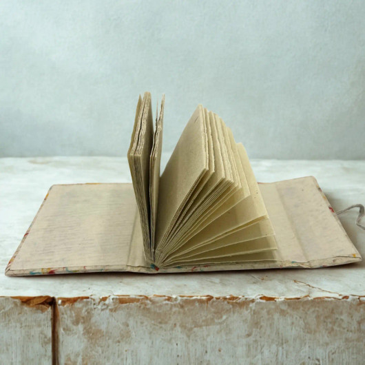 Käsintehty muistikirja kuivakukilla