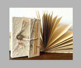 Käsintehty muistikirja kuivakukilla