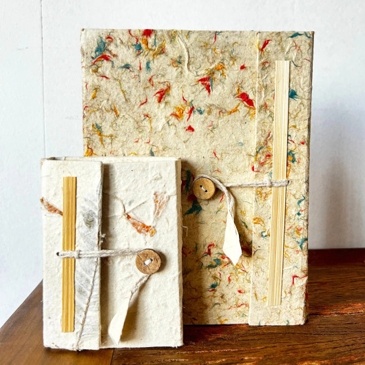 Käsintehty muistikirja kuivakukilla