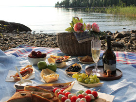 Kesäinen viinihetki luonnon helmassa – italialaiseen tyyliin