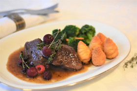 Metsän makuja lautasella ja lasissa: riista kohtaa viinin