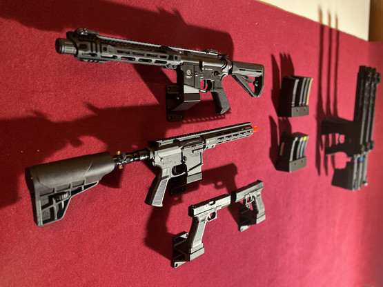 Glock 17-seinäteline (vaaka)