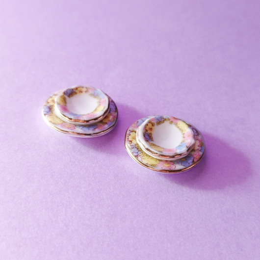 Neljän lautasen setti nukkekotiin.