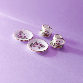 Kukkakuviolliset astiat nukkekotiin.