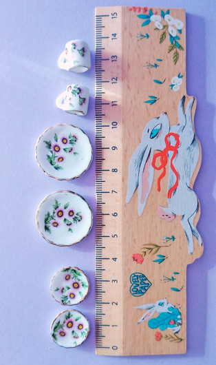 Kukkakuviolliset astiat nukkekotiin.