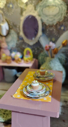 Neljän lautasen setti nukkekotiin.