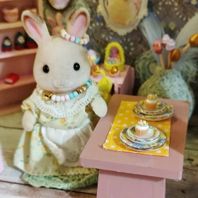 Neljän lautasen setti nukkekotiin.