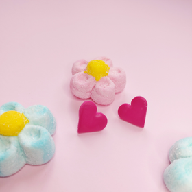 Värikäs sydän-nappikorvakorut