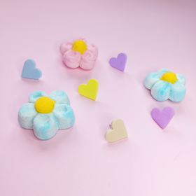 Värikäs sydän-nappikorvakorut