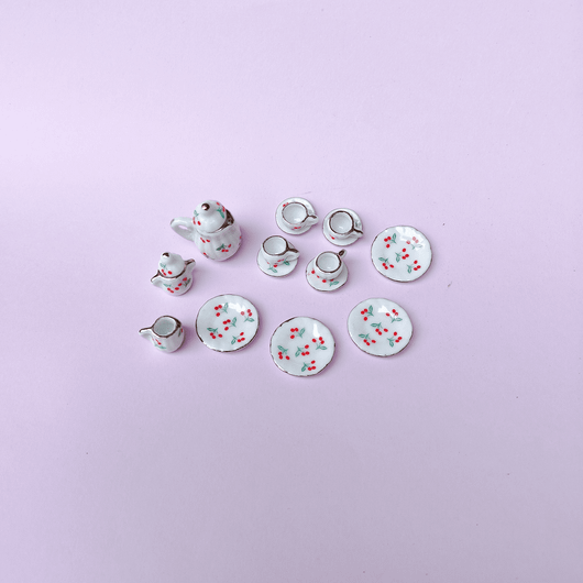 Nukkekodin kirsikka posliiniastiasto