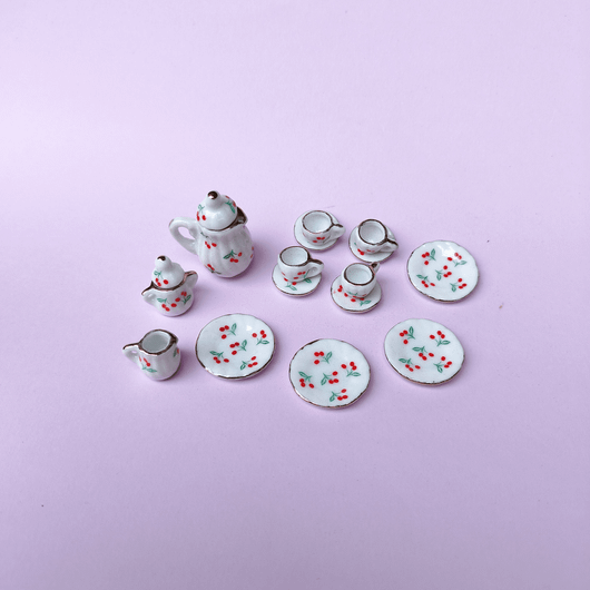 Nukkekodin kirsikka posliiniastiasto