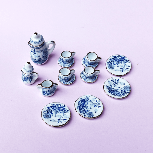 Nukkekodin sinikukallinen posliiniastiasto