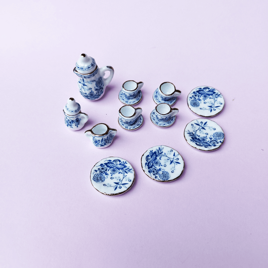 Nukkekodin sinikukallinen posliiniastiasto