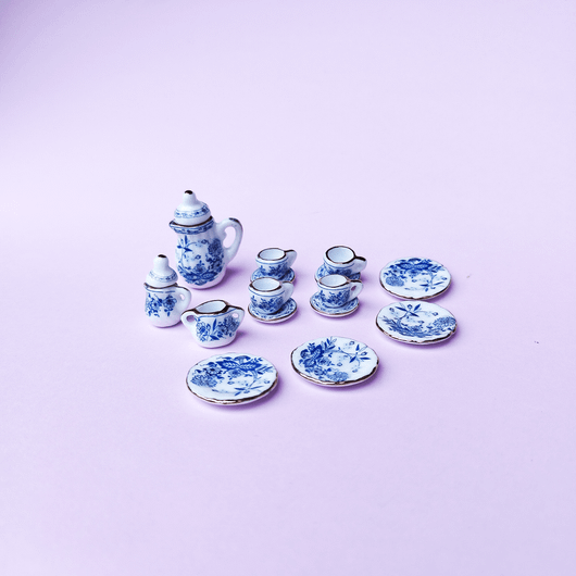 Nukkekodin sinikukallinen posliiniastiasto