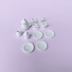 Nukkekodin valkoinen posliiniastiasto