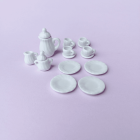 Nukkekodin valkoinen posliiniastiasto