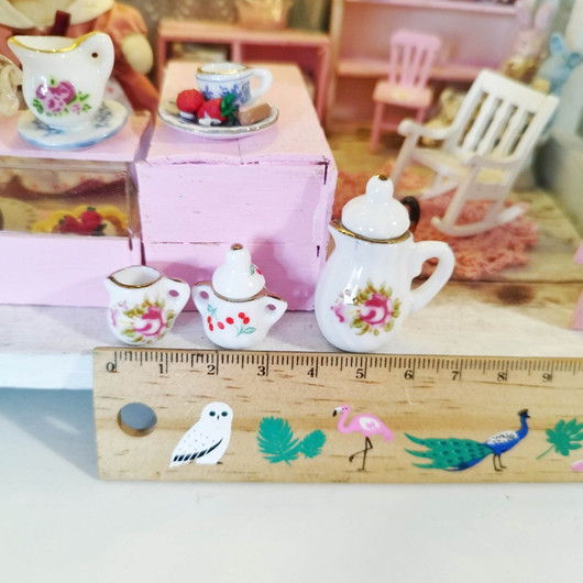 Nukkekodin sinikukallinen posliiniastiasto