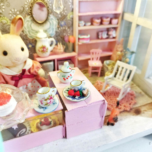 Nukkekodin sinikukallinen posliiniastiasto