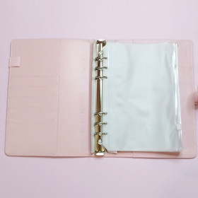 Budjetoinnin aloituspakkaus, vaaleanpunainen kansio. A5 koko.