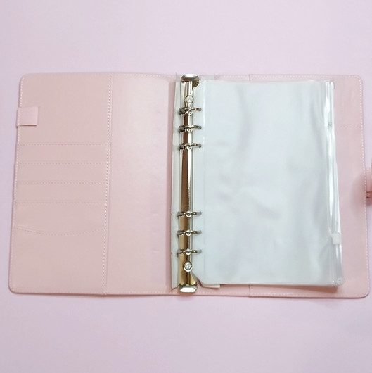 Budjetoinnin aloituspakkaus, vaaleanpunainen kansio. A5 koko.