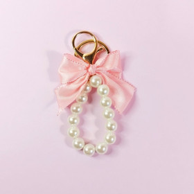 Helmi-avainkoru rusetilla