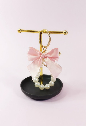 Helmi-avainkoru rusetilla