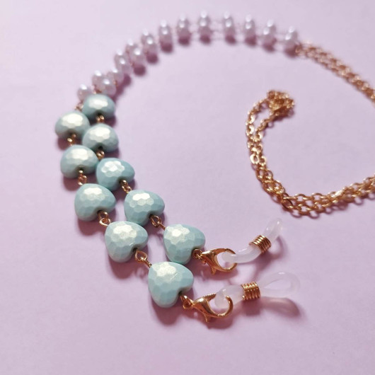 Silmälasiketju, pastelliturkoosit sydämet