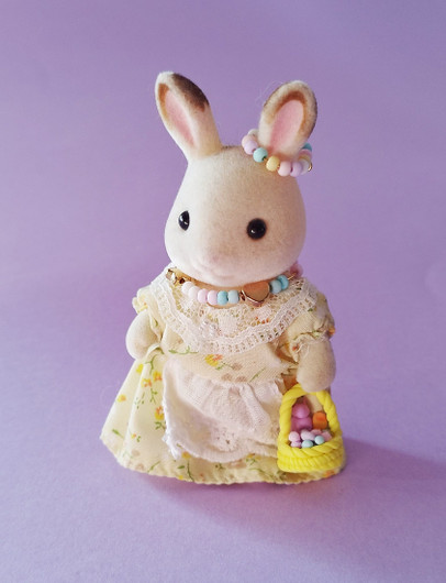 Pääsiäiskori nukkekotiin.