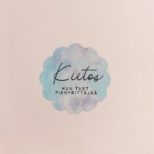 Pyöreä, kukan muotoinen kiitostarra