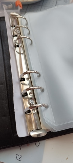 Budjettikansio a6 kokoinen, musta 