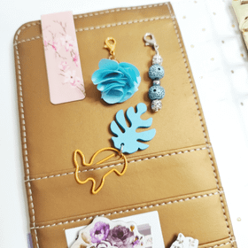 Kalenterikoru, pupu peikonlehdellä. Turkoosi väritys