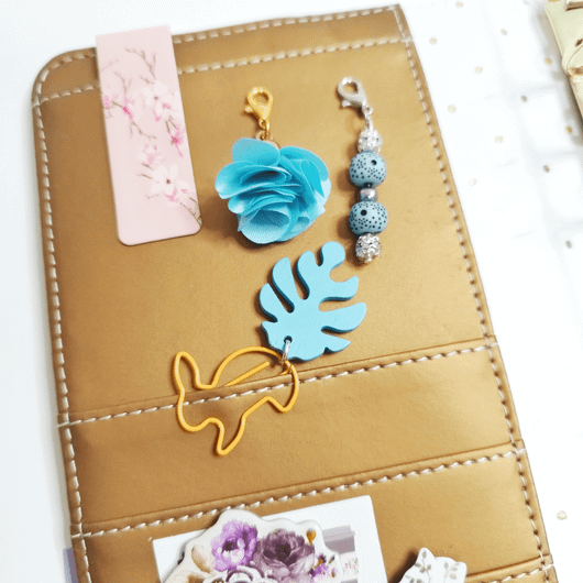 Kalenterikoru, pupu peikonlehdellä. Turkoosi väritys