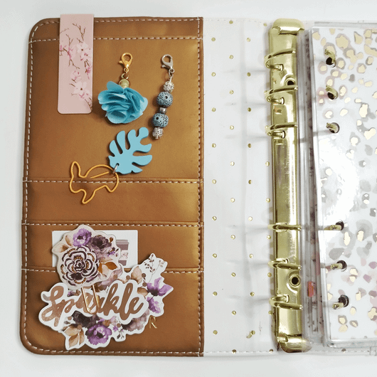 Kalenterikoru, pupu peikonlehdellä. Turkoosi väritys