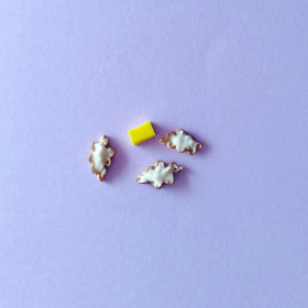 Riisipiirakat ja palanen voita.