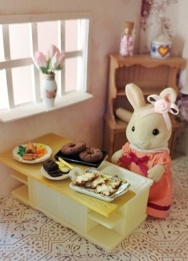 Riisipiirakat ja palanen voita nukkekotiin.