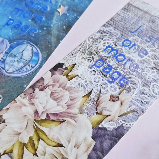 Kirjanmerkit, just one more page. Violetin sävyt.