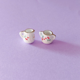 Kirsikkakuvioiset kannut nukkekotiin.