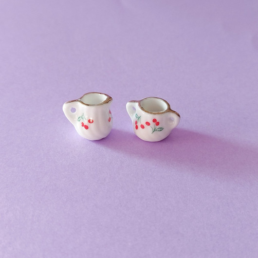 Kirsikkakuvioiset kannut nukkekotiin.