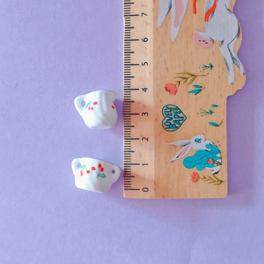 Kirsikkakuvioiset kannut nukkekotiin.