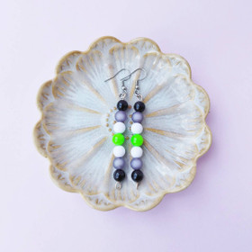 Pride helmikorvakorut, agender-lipun väreissä. 